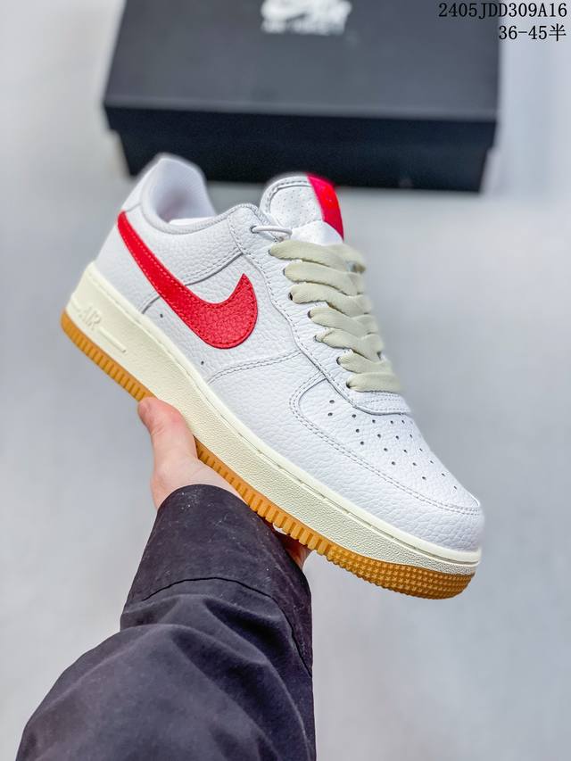 公司级耐克nike Air Force 1 Low 空军一号低帮百搭休闲运动板鞋。柔软、弹性十足的缓震性能和出色的中底设计，横跨复古与现代的外型结合，造就出风靡