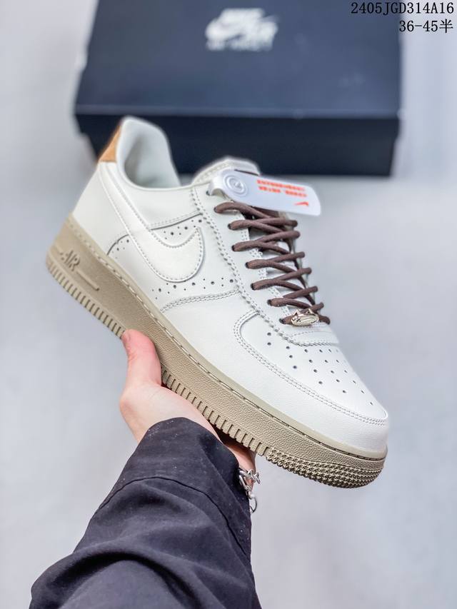 公司级耐克nike Air Force 1 Low 空军一号低帮百搭休闲运动板鞋。柔软、弹性十足的缓震性能和出色的中底设计，横跨复古与现代的外型结合，造就出风靡