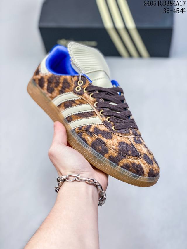 公司级阿迪达斯adidas Originals Gazelle Indoor 三叶草复古防滑耐磨低帮板鞋 鞋款采用柔软的绒面革和耐用的皮革衬里融合在橡胶外底上！