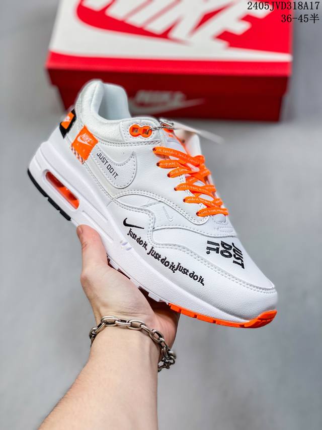 耐克 Nike Air Max 1 Prm 男子运动鞋 从法国建筑中汲取设计灵感，兼具运动风范和时尚格调，是此系列起初搭载 Air 的鞋款。疾速外观、经典缓震配