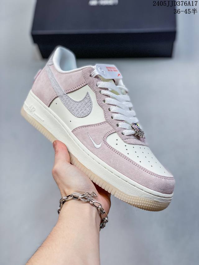 公司级耐克nike Air Force 1 Low 空军一号低帮百搭休闲运动板鞋。柔软、弹性十足的缓震性能和出色的中底设计，横跨复古与现代的外型结合，造就出风靡