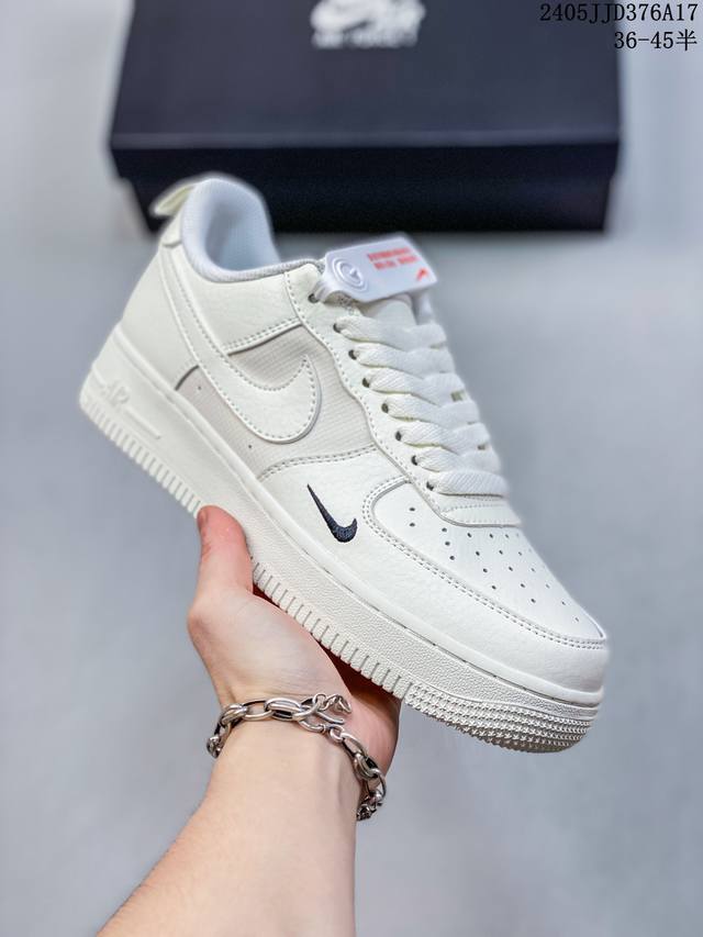 公司级耐克nike Air Force 1 Low 空军一号低帮百搭休闲运动板鞋。柔软、弹性十足的缓震性能和出色的中底设计，横跨复古与现代的外型结合，造就出风靡