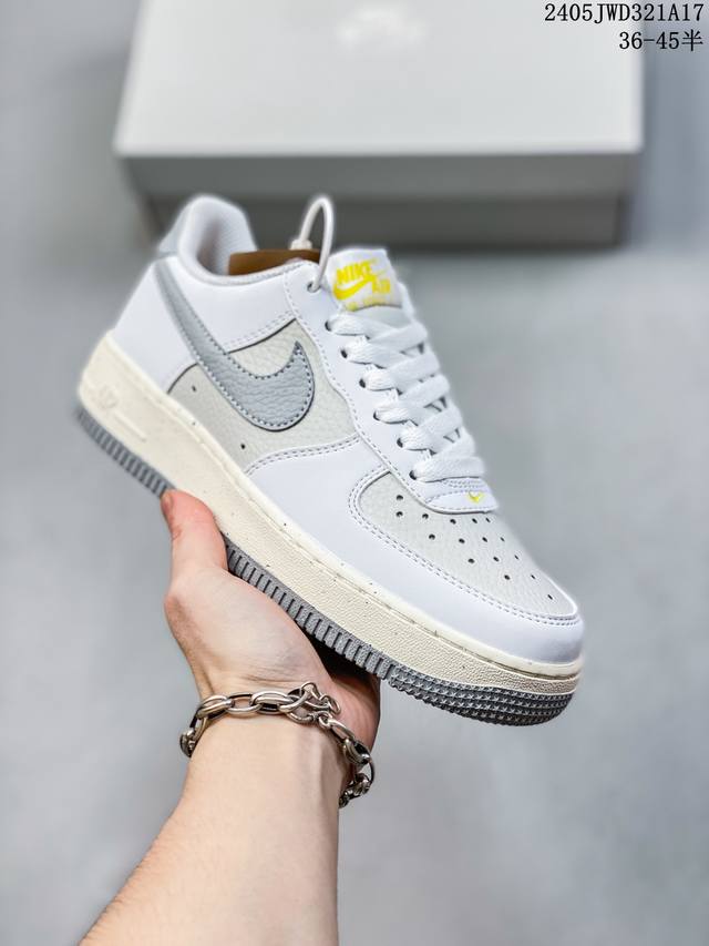 公司级耐克nike Air Force 1 Low 空军一号低帮百搭休闲运动板鞋。柔软、弹性十足的缓震性能和出色的中底设计，横跨复古与现代的外型结合，造就出风靡