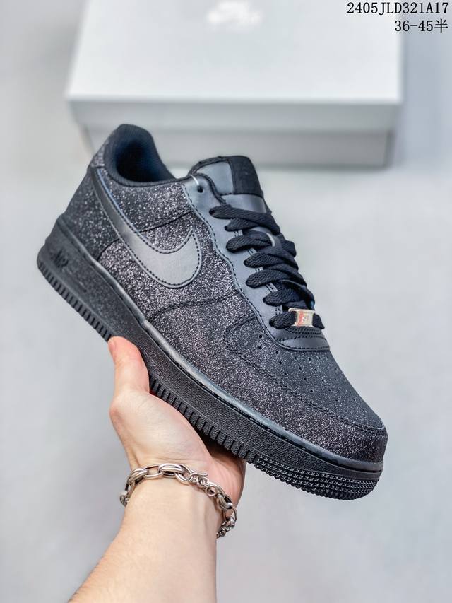 公司级耐克nike Air Force 1 Low 空军一号低帮百搭休闲运动板鞋。柔软、弹性十足的缓震性能和出色的中底设计，横跨复古与现代的外型结合，造就出风靡