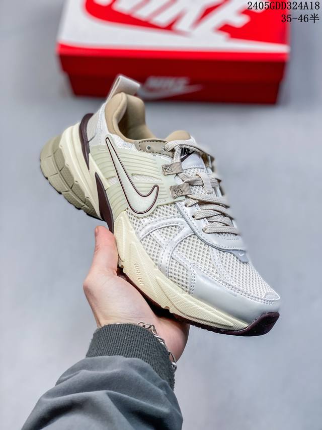 公司级nike V2K Runtekk 减震防滑复古低帮跑步鞋 材质上使用大面积网眼 皮革 Tpu 组成 支撑和透气性肯定不错 中底处由 Cushlon 泡绵打