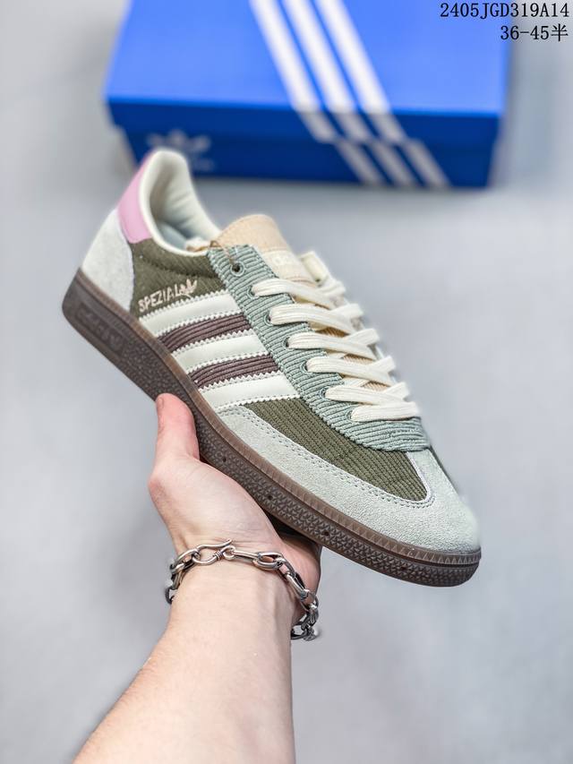 Adidas Originals 便為我們帶來了全新配色的 Adidas Gazelle Indoor ，版本以梅紅色鞋身配以白色的三槓 Logo 以及海軍藍色