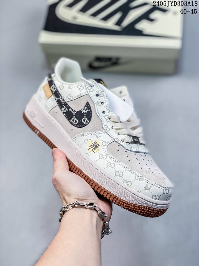 公司级耐克nike Air Force 1 Low 空军一号低帮百搭休闲运动板鞋。柔软、弹性十足的缓震性能和出色的中底设计，横跨复古与现代的外型结合，造就出风靡