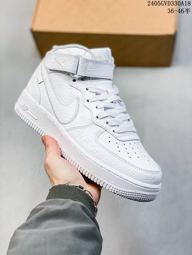 公司级耐克nike Air Force 1 Low 空军一号低帮百搭休闲运动板鞋。柔软、弹性十足的缓震性能和出色的中底设计，横跨复古与现代的外型结合，造就出风靡