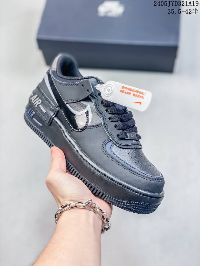 公司级耐克nike Air Force 1 Low 空军一号低帮百搭休闲运动板鞋。柔软、弹性十足的缓震性能和出色的中底设计，横跨复古与现代的外型结合，造就出风靡