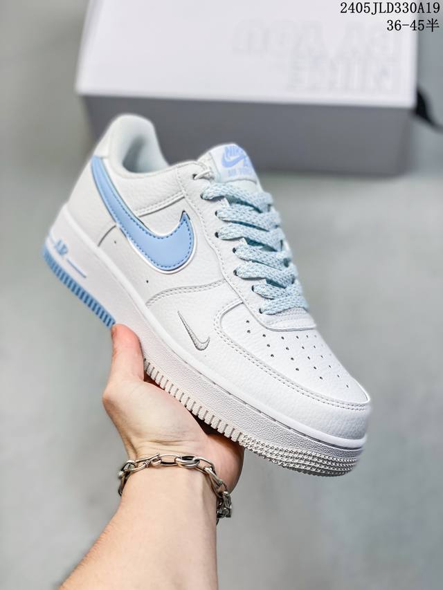 公司级耐克nike Air Force 1 Low 空军一号低帮百搭休闲运动板鞋。柔软、弹性十足的缓震性能和出色的中底设计，横跨复古与现代的外型结合，造就出风靡