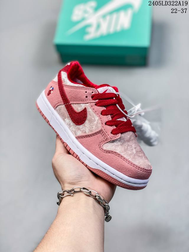 童鞋耐克nike Sb Zoom Dunk Low 板鞋 系列经典百搭休闲运动板鞋 鞋舌的填充，使舒适性大大提升，同时也更方便穿脱中底部分则加入了脚感柔软舒适z