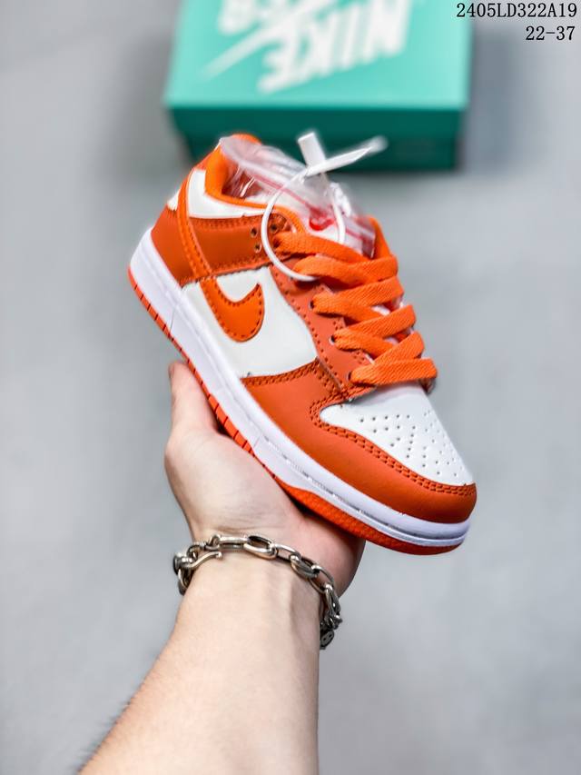 童鞋耐克nike Sb Zoom Dunk Low 板鞋 系列经典百搭休闲运动板鞋 鞋舌的填充，使舒适性大大提升，同时也更方便穿脱中底部分则加入了脚感柔软舒适z