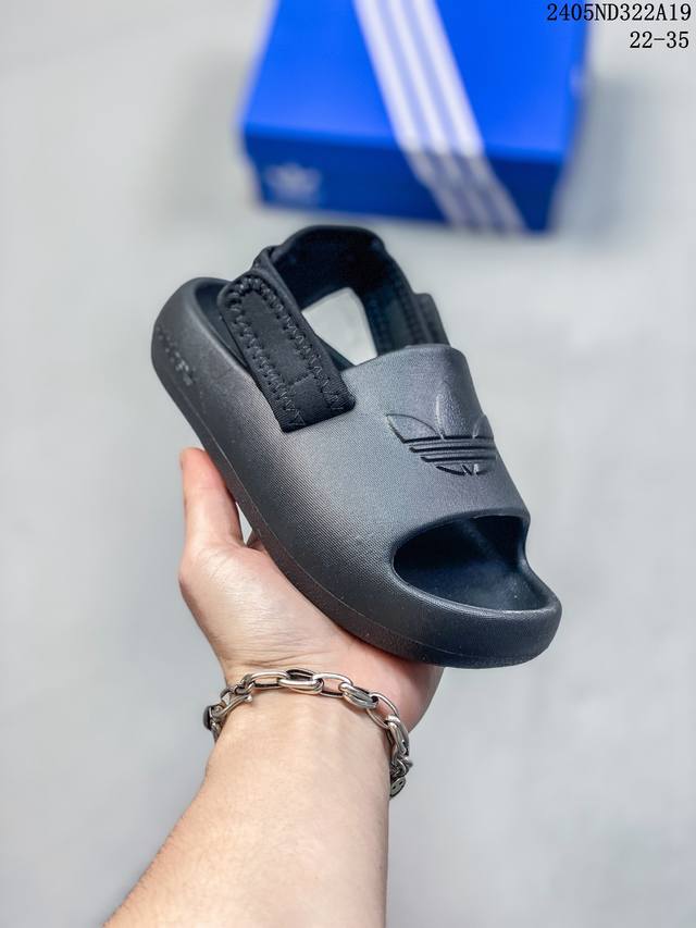 Adidas三叶草软厚底可拆卸两穿儿童凉鞋 Size:22-35码 踏上梦幻之旅：Adidas三葉草鞋匠的秘密 想象一下，你的小宝贝踩上那双超软厚底的adida