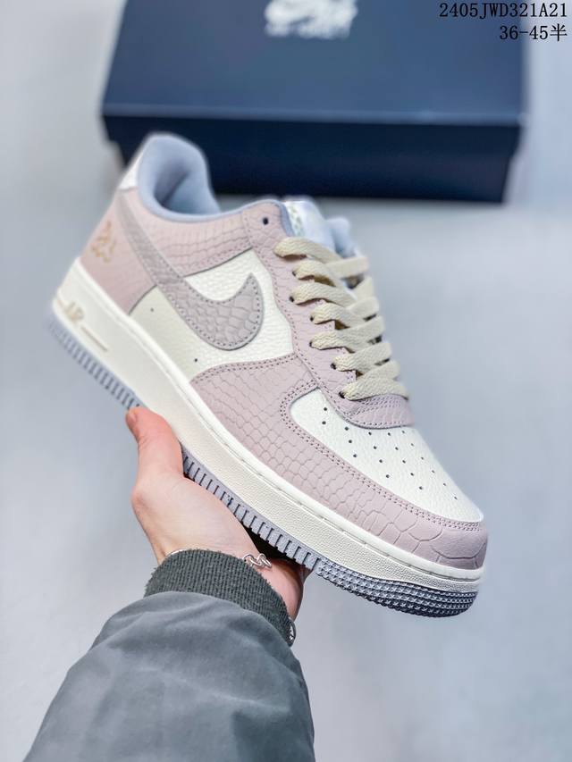 公司级耐克nike Air Force 1 Low 空军一号低帮百搭休闲运动板鞋。柔软、弹性十足的缓震性能和出色的中底设计，横跨复古与现代的外型结合，造就出风靡