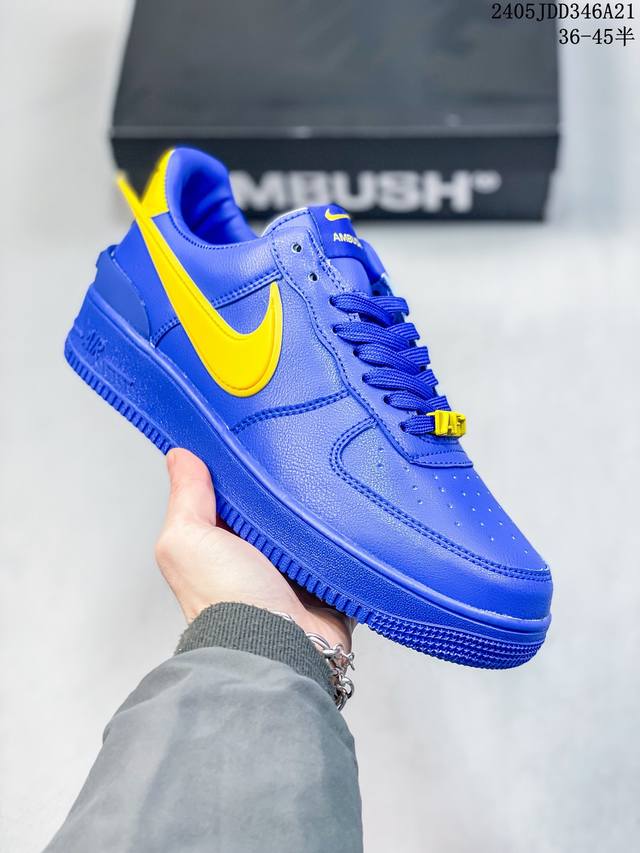 Ambush X Nk Air Force 1'07 Low 联名款 空军大勾 低帮休闲板鞋 鞋面采用了优质原厂皮革，标志性的 Swoosh 延伸至鞋跟之外，鞋