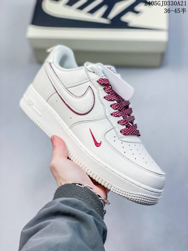 公司级耐克nike Air Force 1 Low 空军一号低帮百搭休闲运动板鞋。柔软、弹性十足的缓震性能和出色的中底设计，横跨复古与现代的外型结合，造就出风靡