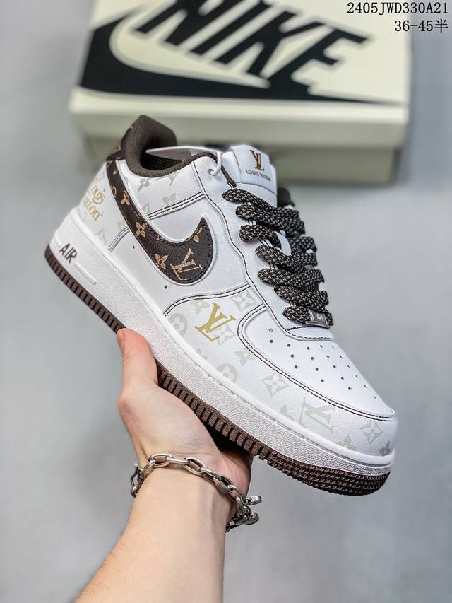 公司级耐克nike Air Force 1 Low 空军一号低帮百搭休闲运动板鞋。柔软、弹性十足的缓震性能和出色的中底设计，横跨复古与现代的外型结合，造就出风靡