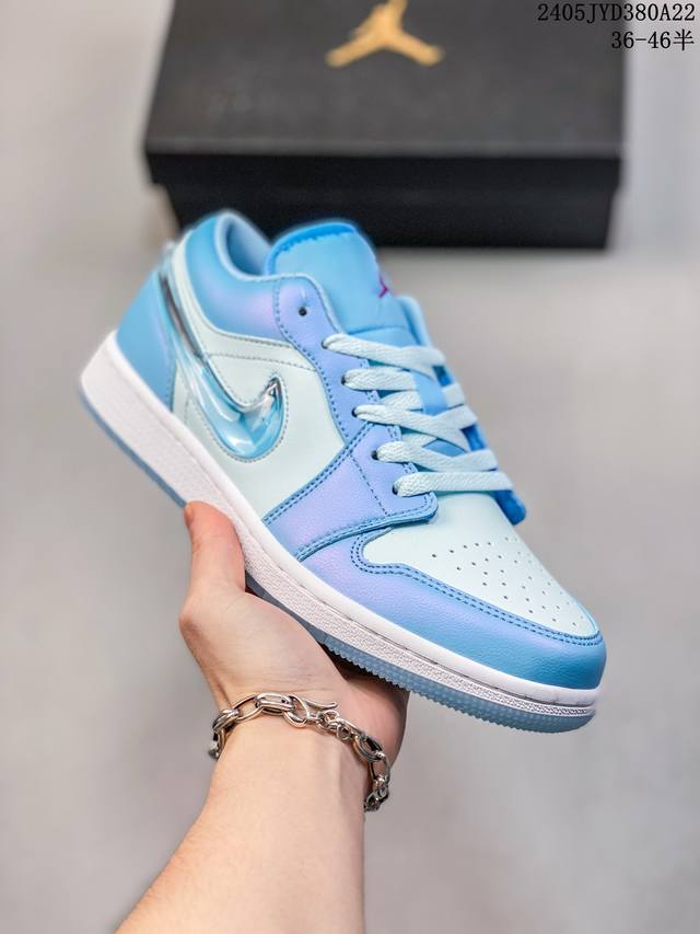 Air Jordan 1 Retro Low “Laser Blue” 低帮 激光蓝 Aj1 乔丹1代 Aj1 乔1 低邦 黑蓝 乔丹篮球鞋系列 整双鞋在配色上