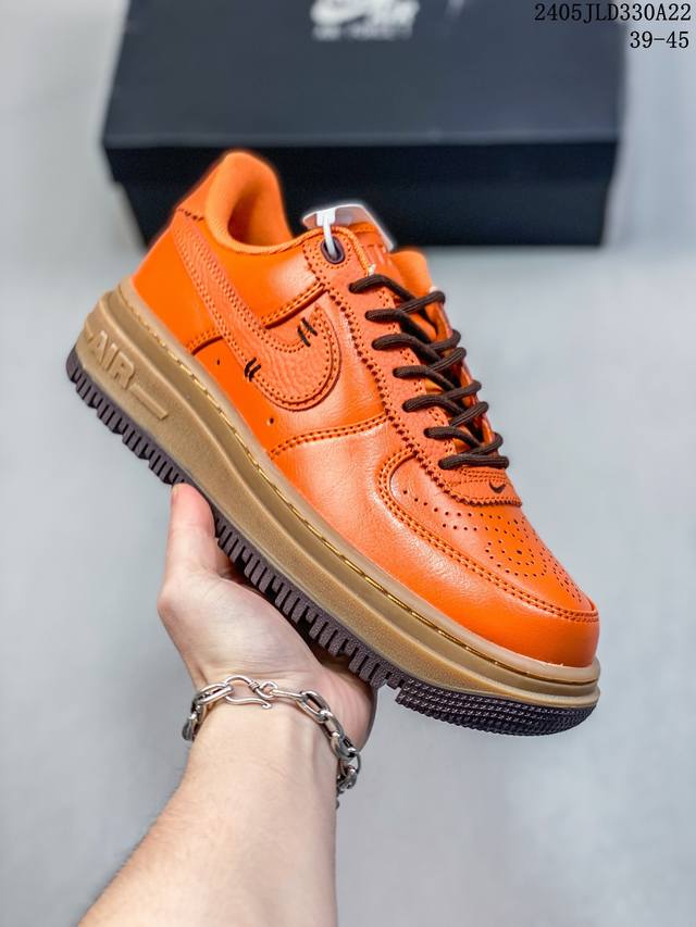 耐克 Nike Air Force 1 '07 空军一号运动鞋时尚休闲男女士篮球板鞋 设计灵感源自摔跤运动，助你发挥天赋，震撼全场。华丽设计搭配优质组合拼接鞋面