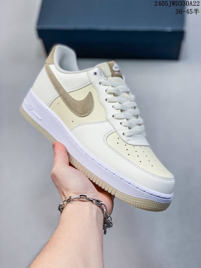 公司级耐克nike Air Force 1 Low 空军一号低帮百搭休闲运动板鞋。柔软、弹性十足的缓震性能和出色的中底设计，横跨复古与现代的外型结合，造就出风靡