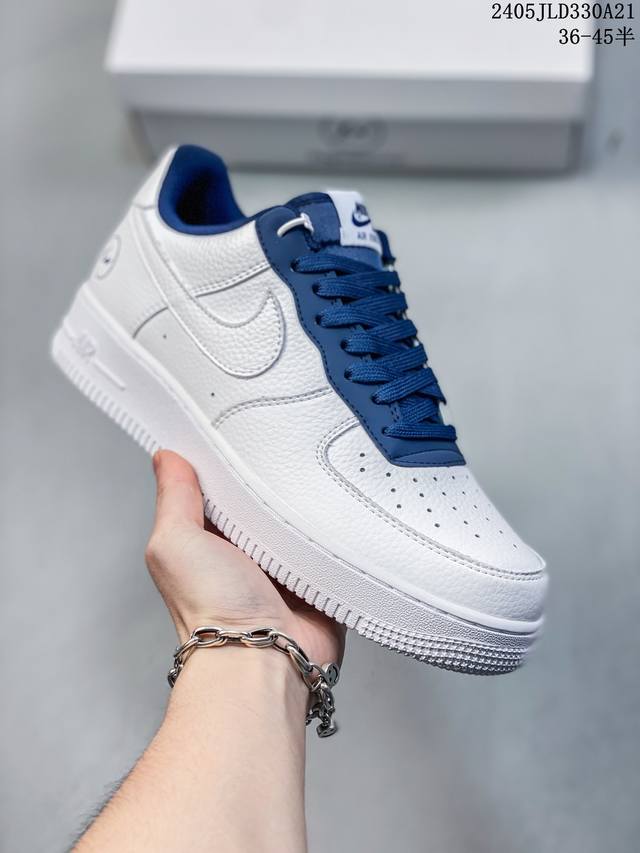 公司级耐克nike Air Force 1 Low 空军一号低帮百搭休闲运动板鞋。柔软、弹性十足的缓震性能和出色的中底设计，横跨复古与现代的外型结合，造就出风靡