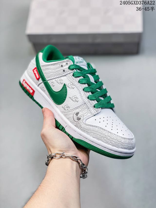 Supreme联名-绿鬼脸 海外官方同步发售，耐克nike Dunk Low Supreme 联名，美国街头滑板鞋潮牌，红底白色的独特logo使supreme引