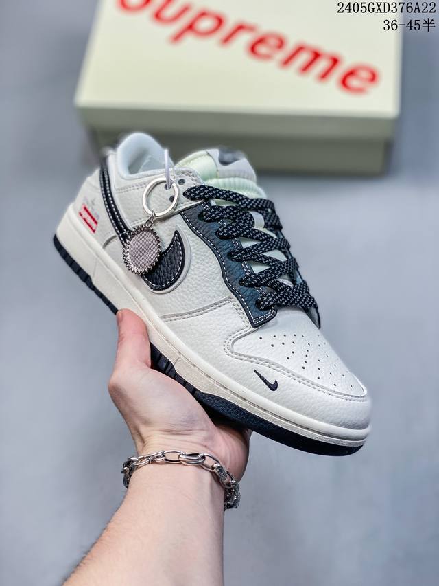 Supreme联名-绿鬼脸 海外官方同步发售，耐克nike Dunk Low Supreme 联名，美国街头滑板鞋潮牌，红底白色的独特logo使supreme引