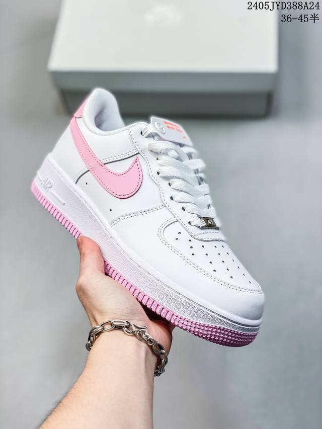 公司级耐克nike Air Force 1 Low 空军一号低帮百搭休闲运动板鞋。柔软、弹性十足的缓震性能和出色的中底设计，横跨复古与现代的外型结合，造就出风靡