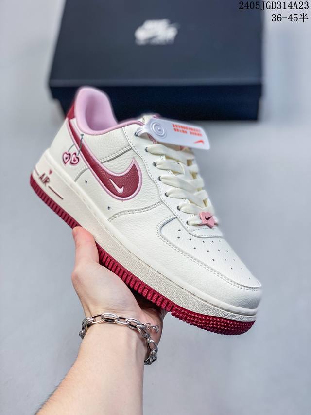 公司级耐克nike Air Force 1 Low 空军一号低帮百搭休闲运动板鞋。柔软、弹性十足的缓震性能和出色的中底设计，横跨复古与现代的外型结合，造就出风靡