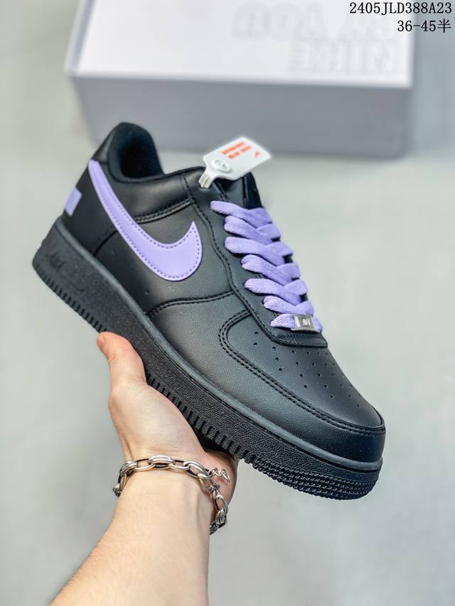 公司级耐克nike Air Force 1 Low 空军一号低帮百搭休闲运动板鞋。柔软、弹性十足的缓震性能和出色的中底设计，横跨复古与现代的外型结合，造就出风靡