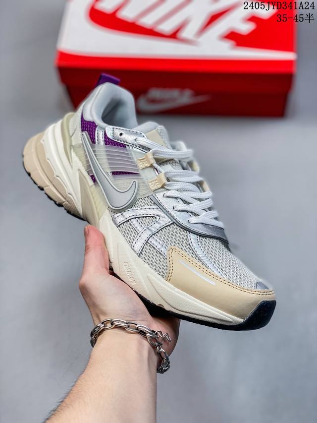 公司级nike V2K Run 复古单品 复古老爹鞋跑步鞋 鞋款被命名为 Runtekk 设计上借鉴了 2000 年的跑鞋风格 配色上以金属银为主调 简练又有复