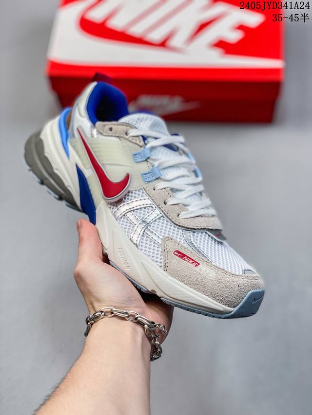 公司级nike V2K Run 复古单品 复古老爹鞋跑步鞋 鞋款被命名为 Runtekk 设计上借鉴了 2000 年的跑鞋风格 配色上以金属银为主调 简练又有复