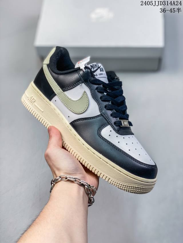 公司级耐克nike Air Force 1 Low 空军一号低帮百搭休闲运动板鞋。柔软、弹性十足的缓震性能和出色的中底设计，横跨复古与现代的外型结合，造就出风靡