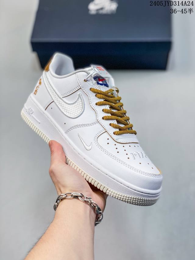 公司级耐克nike Air Force 1 Low 空军一号低帮百搭休闲运动板鞋。柔软、弹性十足的缓震性能和出色的中底设计，横跨复古与现代的外型结合，造就出风靡