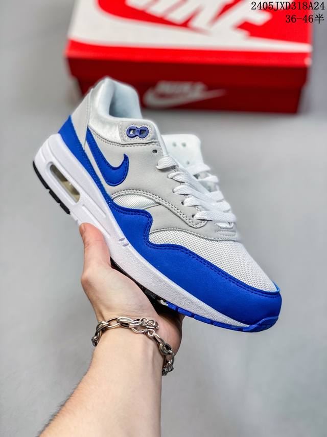 Nike Air Max1由 Tinker Hatfield和 Mark Parker在1987年设计,灵感来自于巴黎蓬皮杜中心。Tinker Hatfield