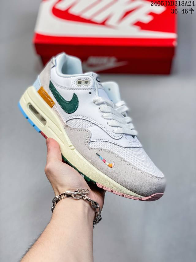 Nike Air Max1由 Tinker Hatfield和 Mark Parker在1987年设计,灵感来自于巴黎蓬皮杜中心。Tinker Hatfield