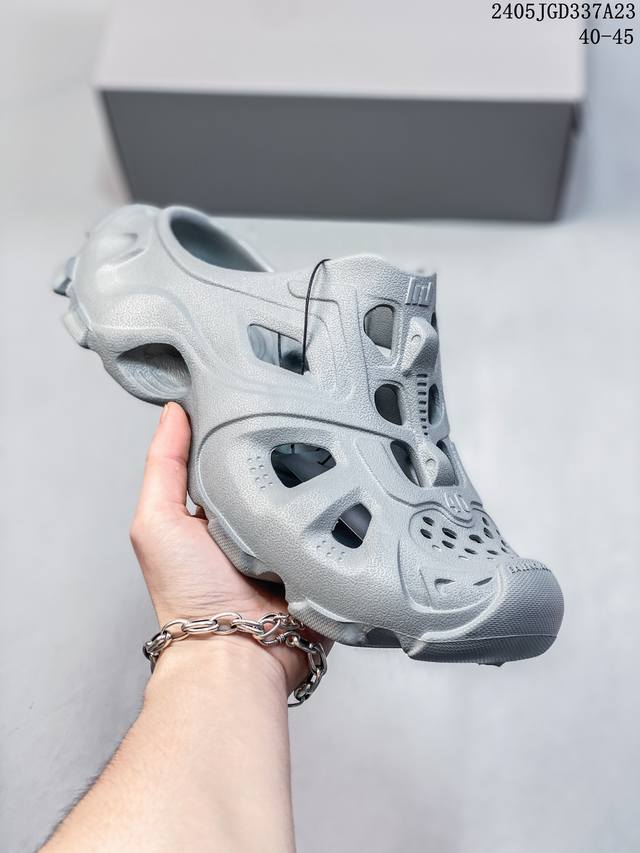 Balenciaga Mold Rubber Slide Sandals 巴黎世家系列露趾涉水百搭潮流休闲运动套穿凉鞋 橡胶材质 鞋表带上印有balenciag