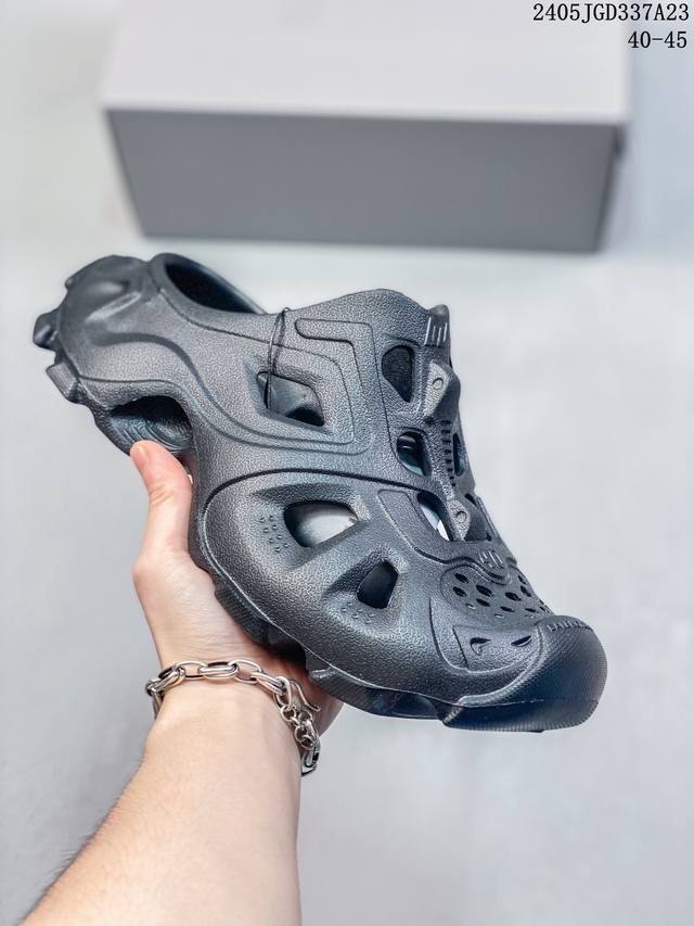 Balenciaga Mold Rubber Slide Sandals 巴黎世家系列露趾涉水百搭潮流休闲运动套穿凉鞋 橡胶材质 鞋表带上印有balenciag