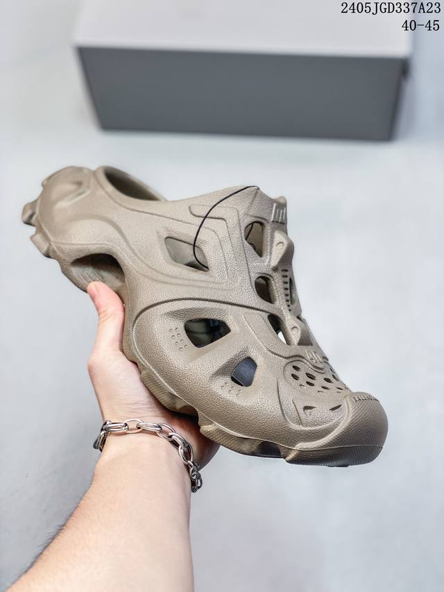 Balenciaga Mold Rubber Slide Sandals 巴黎世家系列露趾涉水百搭潮流休闲运动套穿凉鞋 橡胶材质 鞋表带上印有balenciag