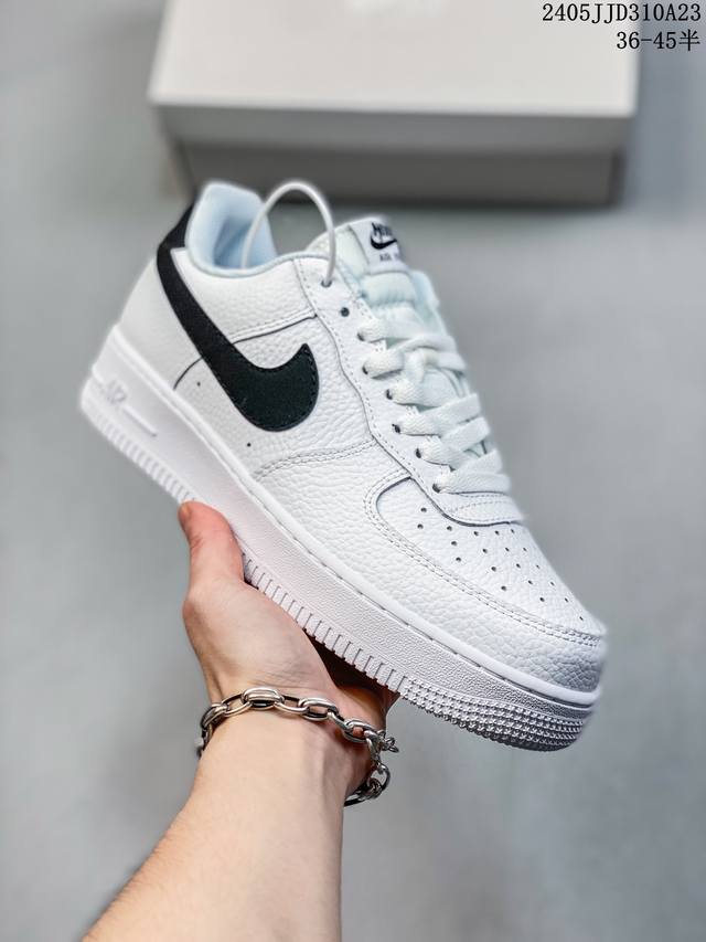 公司级耐克nike Air Force 1 Low 空军一号低帮百搭休闲运动板鞋。柔软、弹性十足的缓震性能和出色的中底设计，横跨复古与现代的外型结合，造就出风靡