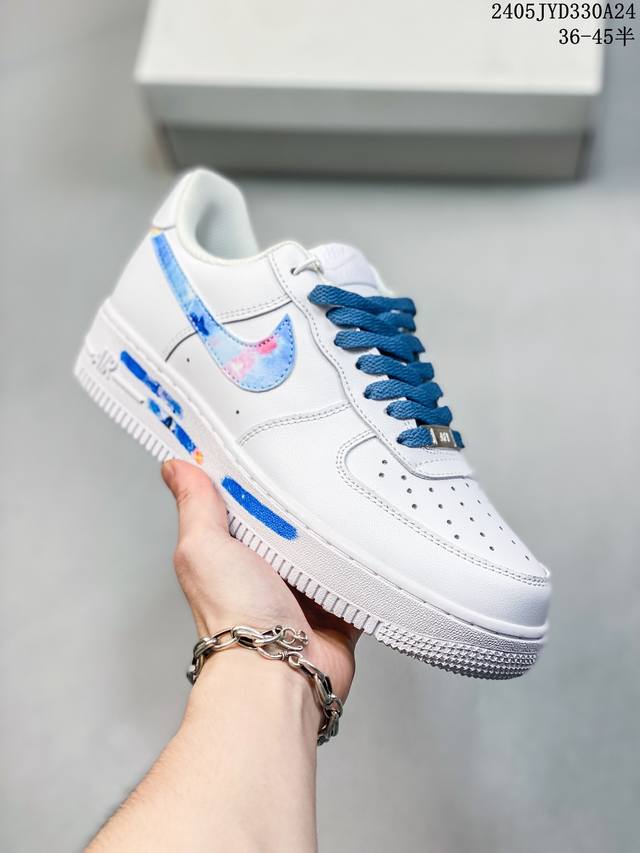 公司级耐克nike Air Force 1 Low 空军一号低帮百搭休闲运动板鞋。柔软、弹性十足的缓震性能和出色的中底设计，横跨复古与现代的外型结合，造就出风靡