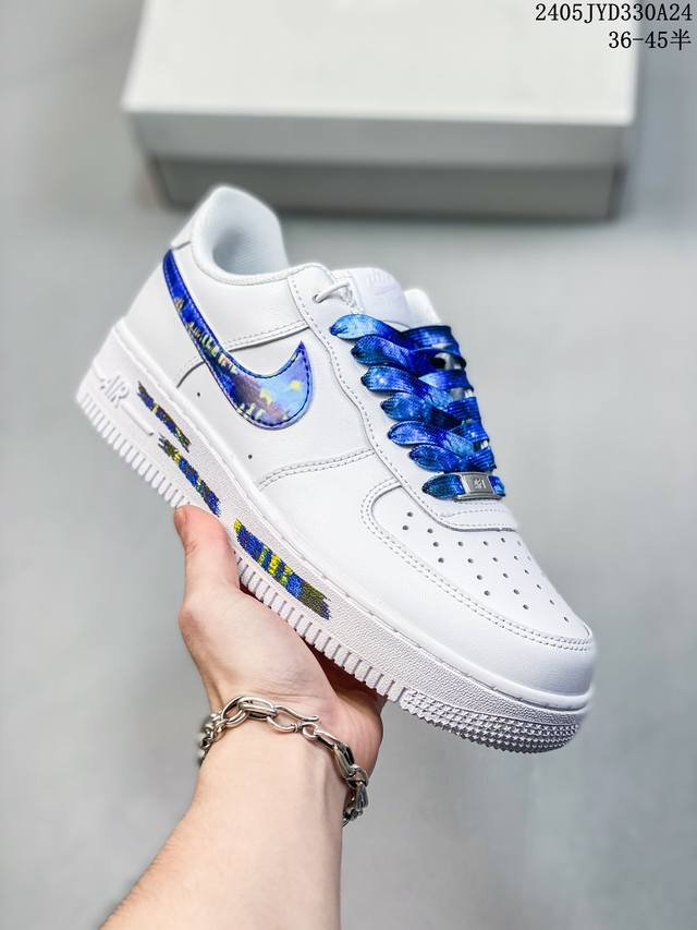 公司级耐克nike Air Force 1 Low 空军一号低帮百搭休闲运动板鞋。柔软、弹性十足的缓震性能和出色的中底设计，横跨复古与现代的外型结合，造就出风靡