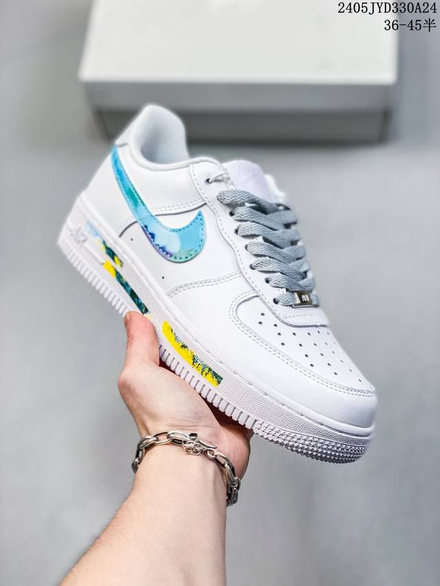 公司级耐克nike Air Force 1 Low 空军一号低帮百搭休闲运动板鞋。柔软、弹性十足的缓震性能和出色的中底设计，横跨复古与现代的外型结合，造就出风靡