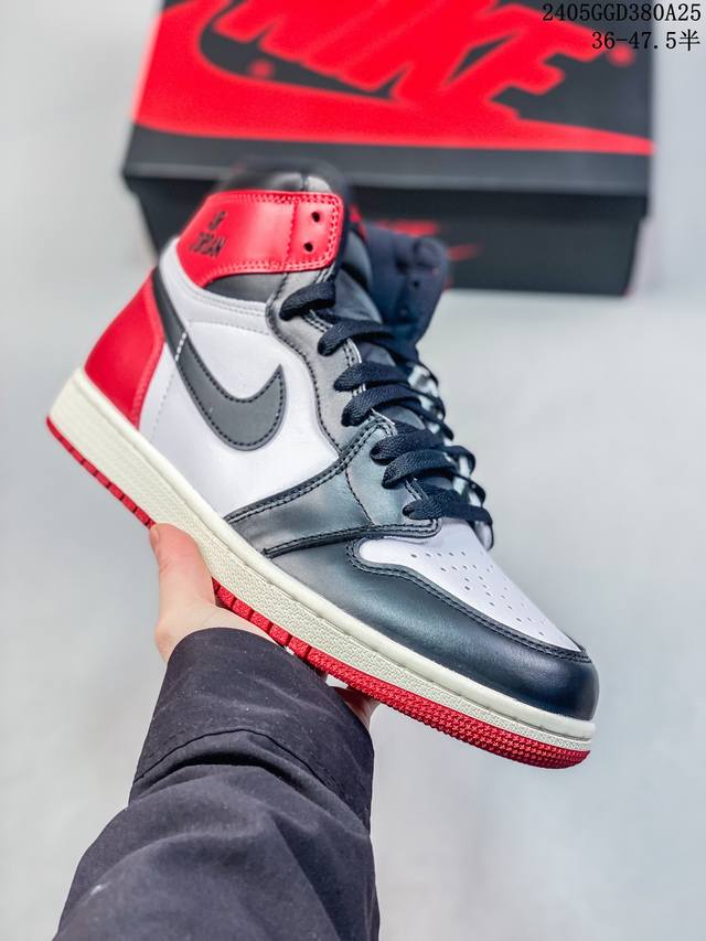 头层皮带半码 耐克 Nike Air Jordan 1 Retro High Og 乔丹一代篮球鞋复刻运动鞋 皮面高帮板鞋的设计灵感源自运动夹克，带你重温入选球