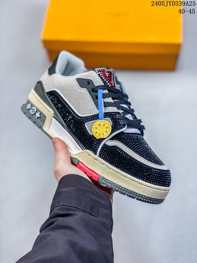 Lv路易威登louis Vuitton Trail Sneaker Low 水钻颗粒 休闲运动文化百搭篮球板鞋 致tpr光泽鞋底#耐弯折滴塑支持片#鞋垫嵌入超软