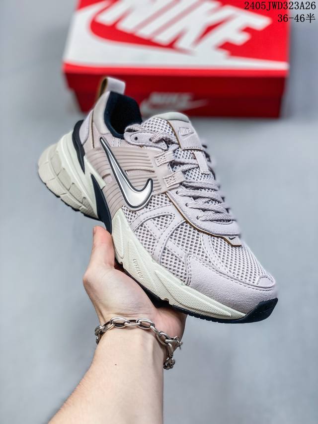 公司级nike V2K Run跑步鞋复古风潮 网面透气运动鞋 灰银紧致的鞋面材质提供良好的包裹性鞋侧 Swoosh以及鞋头部分搭配增添不少亮点的镀铬细节鞋垫上印