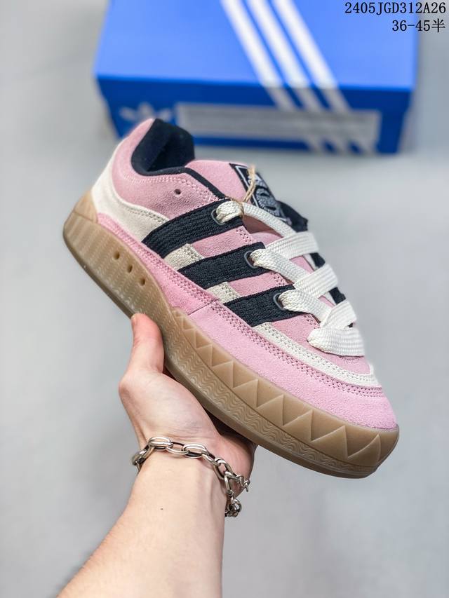 公司级adidas Adimatic Low 马蒂奇系列低帮 复古鲨鱼面包鞋运动休闲滑板板鞋 整个鞋面由色彩艳丽的麂皮制成，搭配品牌标志性大尺寸三条纹 Logo