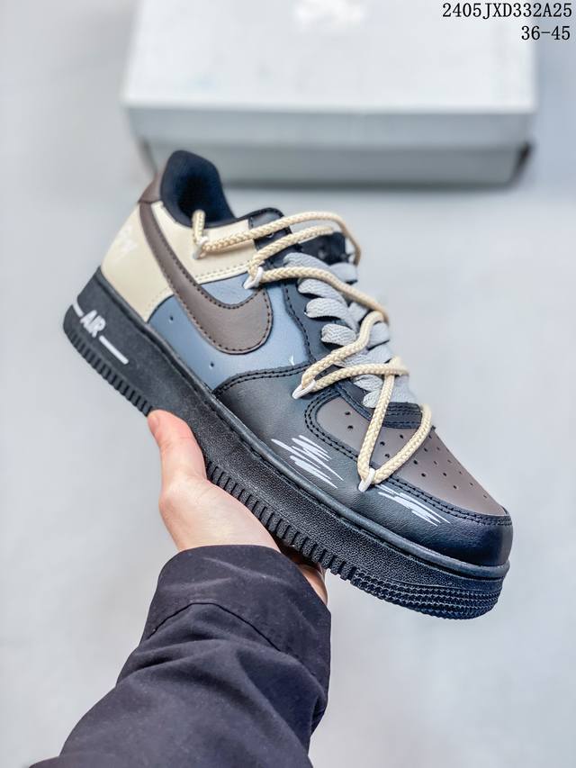 公司级耐克nike Air Force 1 Low 空军一号低帮百搭休闲运动板鞋。柔软、弹性十足的缓震性能和出色的中底设计，横跨复古与现代的外型结合，造就出风靡