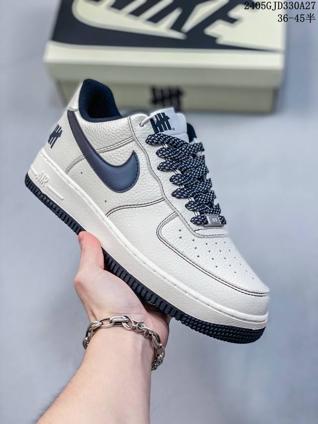 公司级耐克nike Air Force 1 Low 空军一号低帮百搭休闲运动板鞋。柔软、弹性十足的缓震性能和出色的中底设计，横跨复古与现代的外型结合，造就出风靡