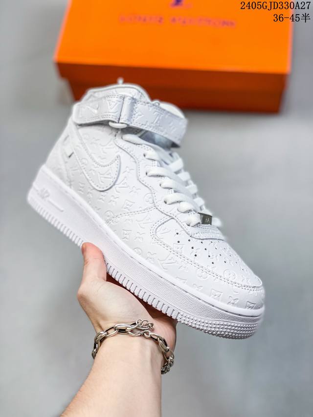 公司级耐克nike Air Force 1 Low 空军一号低帮百搭休闲运动板鞋。柔软、弹性十足的缓震性能和出色的中底设计，横跨复古与现代的外型结合，造就出风靡